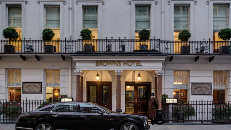 Fachada do Brown’s Hotel, em Londres