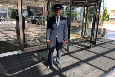 Anilton. Capitão Porteiro do Pullman São Paulo Ibirapuera | Foto: Check Hotels