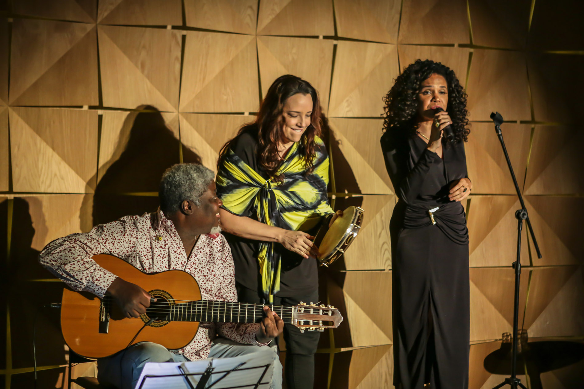 Carlinhos 7 cordas, Ana Carolina e Teresa Cristina | Foto: Gianne Carvalho