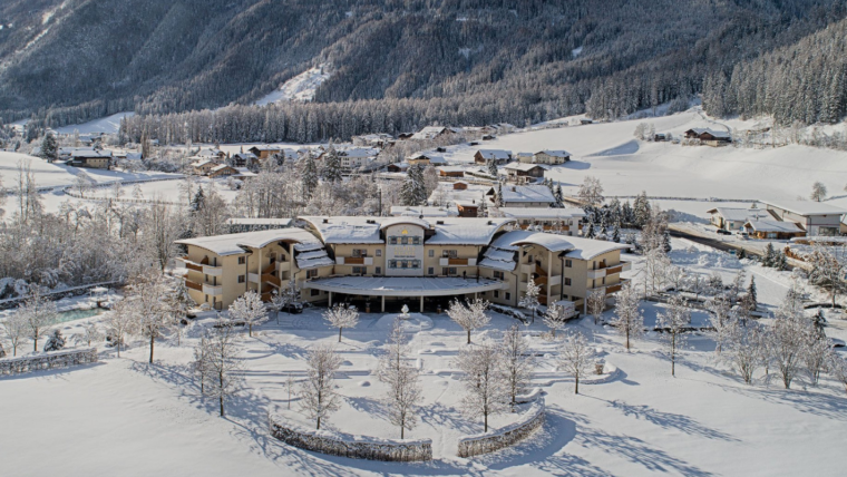 Visão de longe do Alpenpalace Luxury Hideaway & Spa Retreat na Itália
