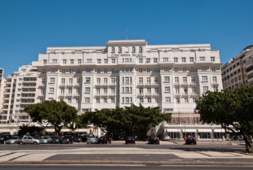 Visão frontal do hotel Copacabana Palace