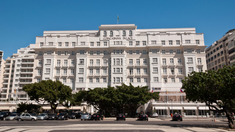 Visão frontal do hotel Copacabana Palace