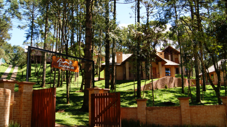Fachada da Pousada Buscaneve em Monte Verde, Minas Gerais