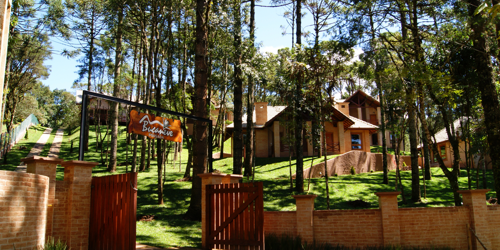 Fachada da Pousada Buscaneve em Monte Verde, Minas Gerais