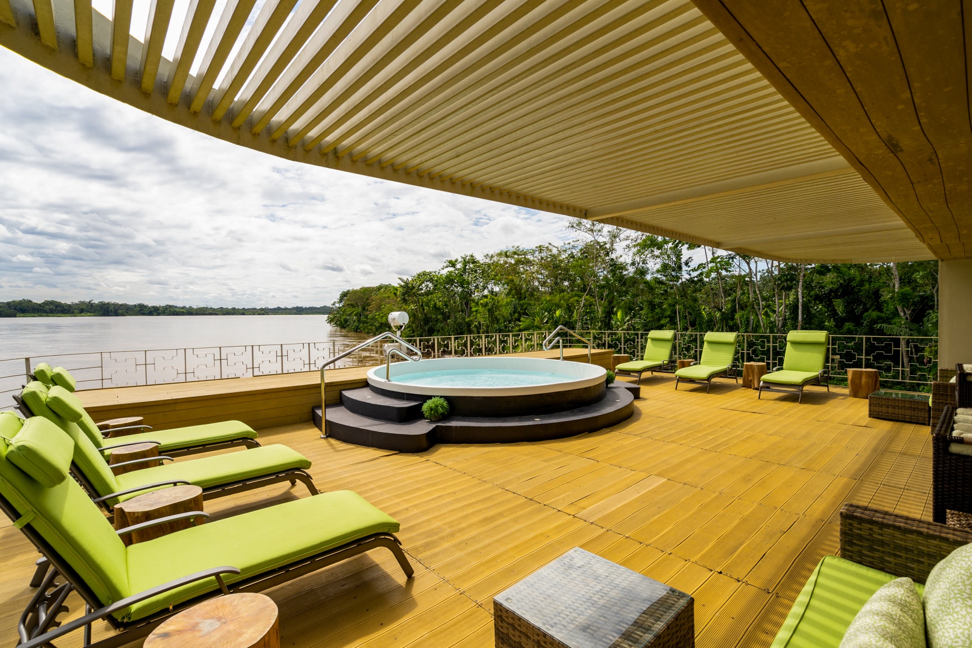 Deck Delfin Amazon Cruises