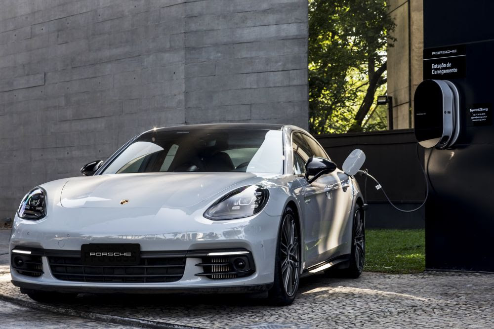 Estação de carregamento para carros elétricos, feita em parceria com a Porsche localizada no Hilton Barra Rio de Janeiro