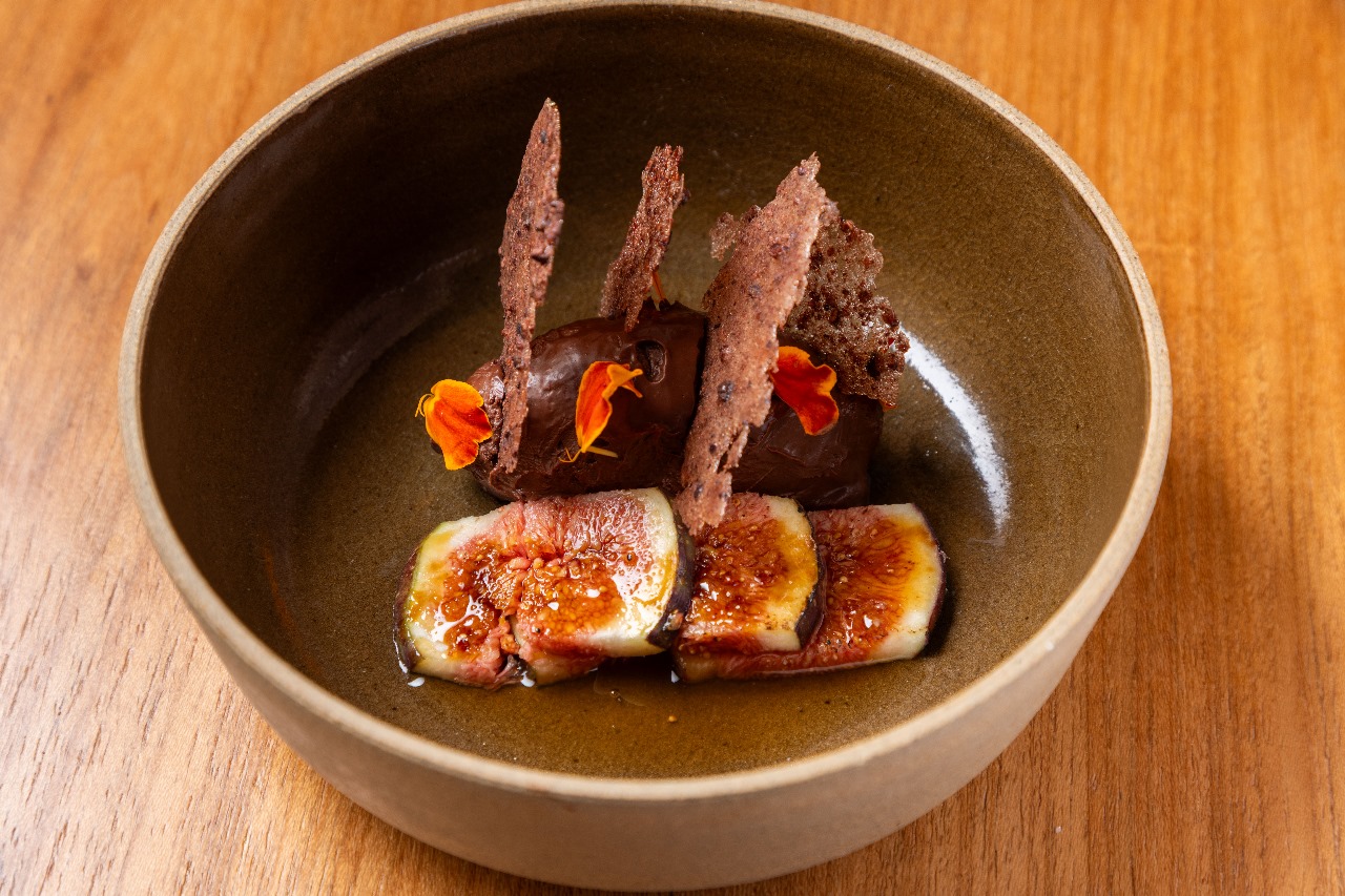 Mousse de chocolate defumado, figo brulée e redução de Marsala | Foto: Divulgação