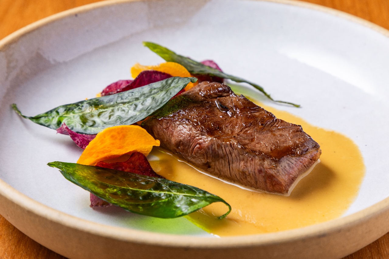 Steak Beefpassion, molho hollandaise com manteiga queimada e chips de tubéculos coloridos e espinafre europeu desidratado | Foto: Divulgação