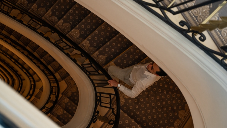 Vinicius Belo no George V Paris Four Seasons | Foto: Marcelo Ruduit/CheckHotels