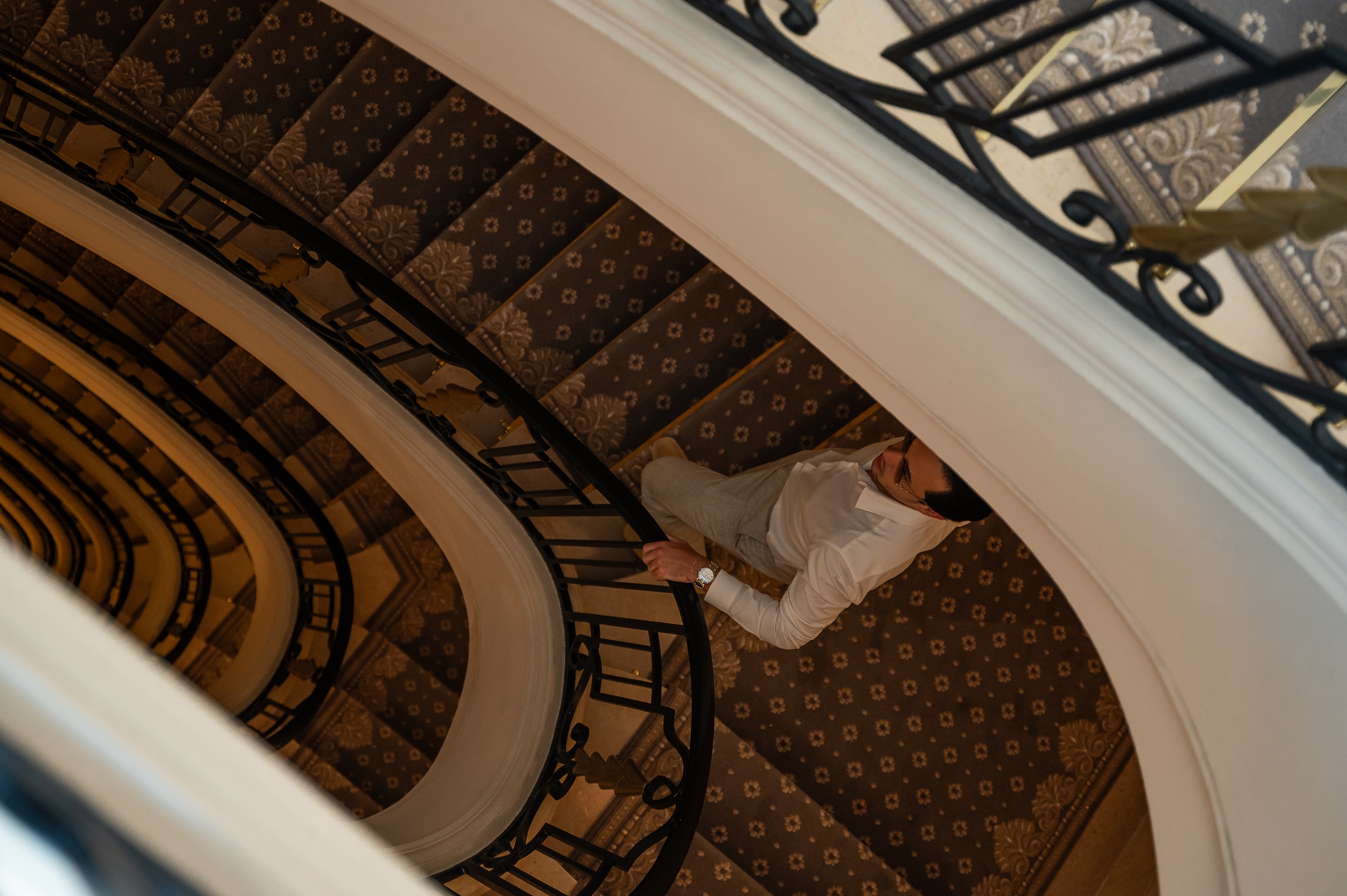 Vinicius Belo no George V Paris Four Seasons | Foto: Marcelo Ruduit/CheckHotels