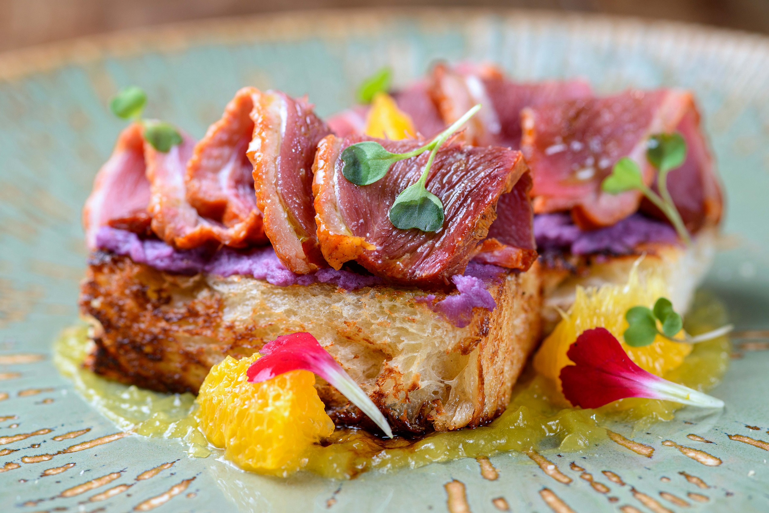 Tartine de Pato Defumado com Cítricos, Purê de Batata Roxa e Coulis de Tangerina Doce | Foto: Jerome Poignard