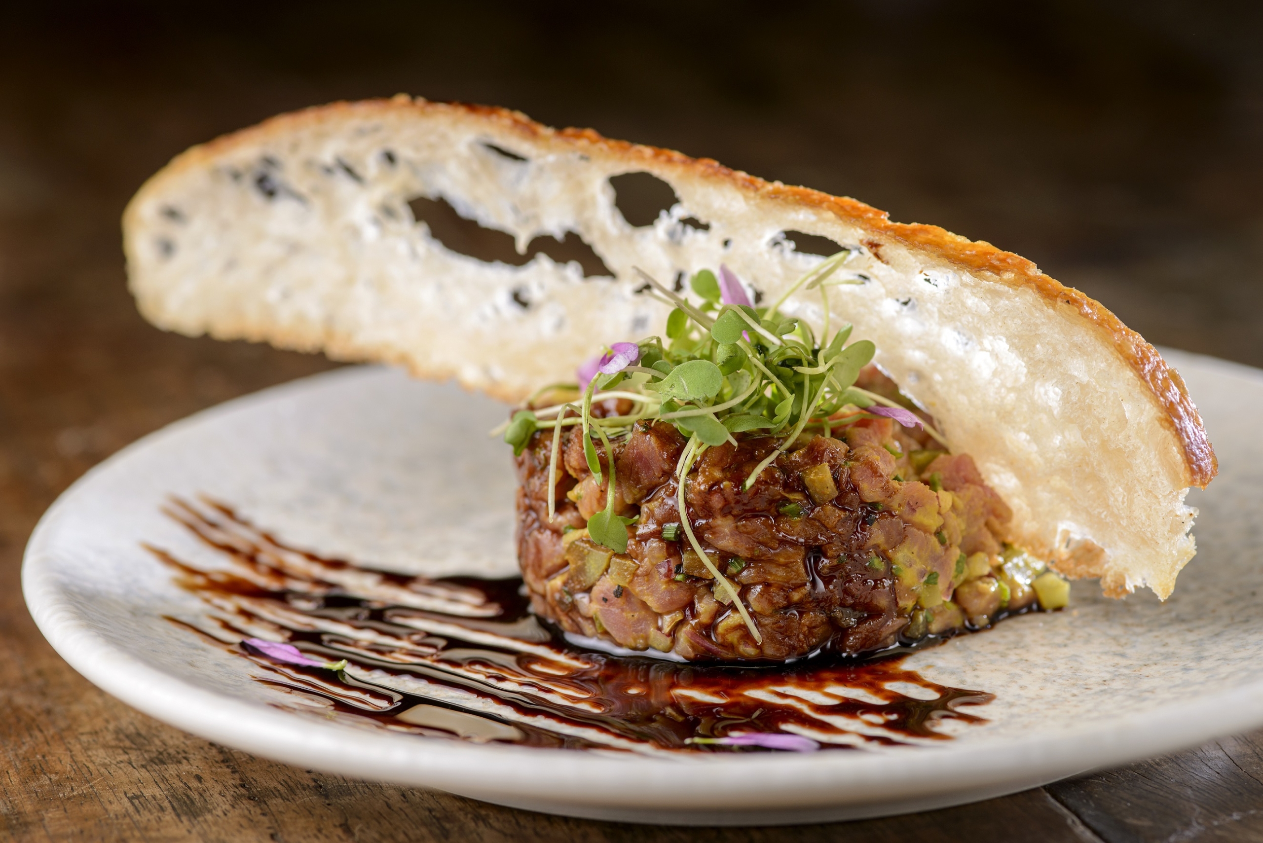 Tartine de Pato Defumado com Cítricos, Purê de Batata Roxa e Coulis de Tangerina Doce | Foto: Alexander Landau