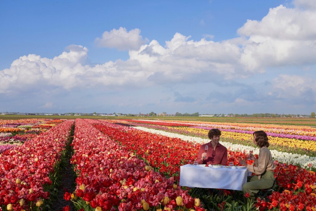 Anantara Grand Hotel Krasnapolsky Amsterdam | Lifestyle Tulip Experience Couple Eating Lunch | Foto: divulgação/LuxeLatam