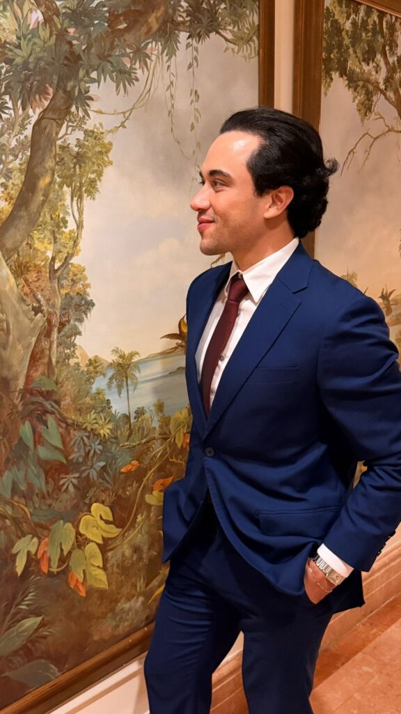 Vinicius Belo na obra da artista Dominique Jardy no JW Marriott Rio | Foto: Check Hotels