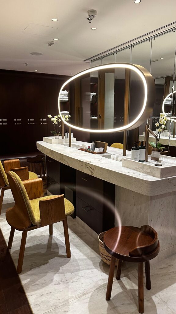 O vestiário masculino, na área de SPA do Rosewood São Paulo | Foto: Check Hotels