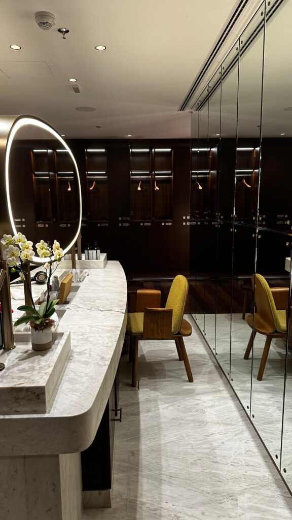 O vestiário masculino, na área de SPA do Rosewood São Paulo | Foto: Check Hotels
