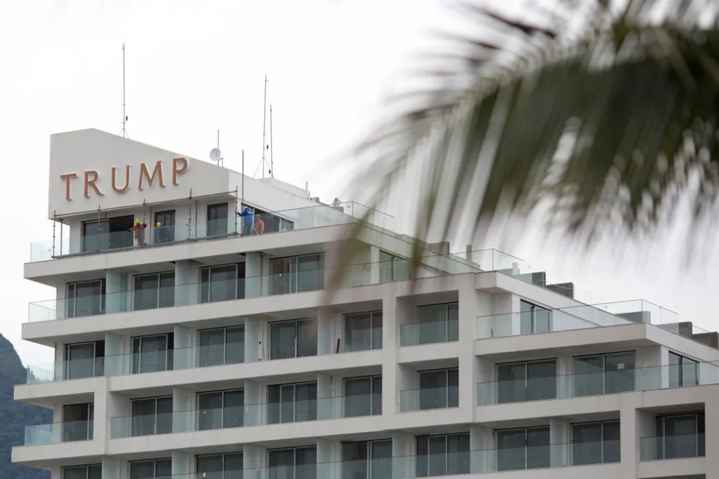 Funcionários trabalham no Hotel Trump no Rio de Janeiro, Brasil, em 14 de dezembro de 2016 | Foto: (AP/Silvia Izquierdo)