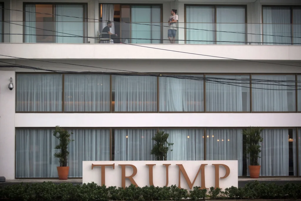 Fachada do LSH Barra Hotel, antigo Trump Hotel, no Rio de Janeiro | Foto: Pilar Olivares/Reuters