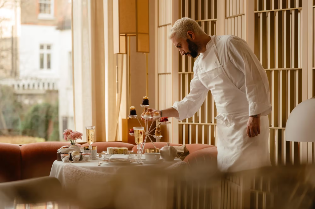 O renomado pâtissier Marius Dufay traz sua arte para uma seleção requintada de sobremesas individuais | Foto: divulgação