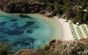 Jonathan Anderson escolheu um dos hotéis mais espetaculares do Mediterrâneo para apresentar sua primeira coleção para a Dior
