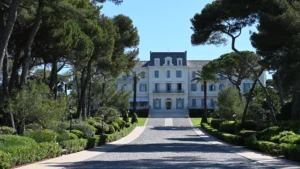 Hotel du Cap-Eden-Roc leva seu estilo de vida para além da hospedagem com coleção exclusiva