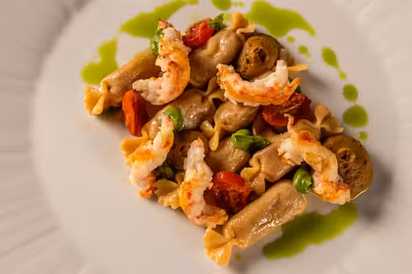 Caramelle com Berinjela, Tomate, Ricota e Lagostins Grelhados | Foto: Alex Souto