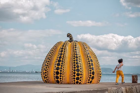 Obra de Yayoi Kusama no Benesse House | Foto: divulgação