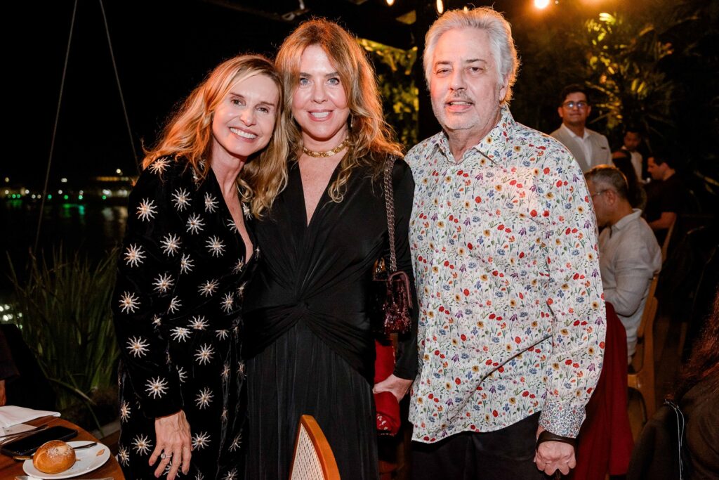 Na foto, a atriz Paula Burlamarqui com o casal Lilibeth Monteiro de Carvalho e Roberto de Carvalho | Foto: divulgação