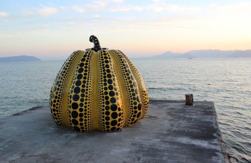 Obra de Yayoi Kusama no Benesse House | Foto: divulgação
