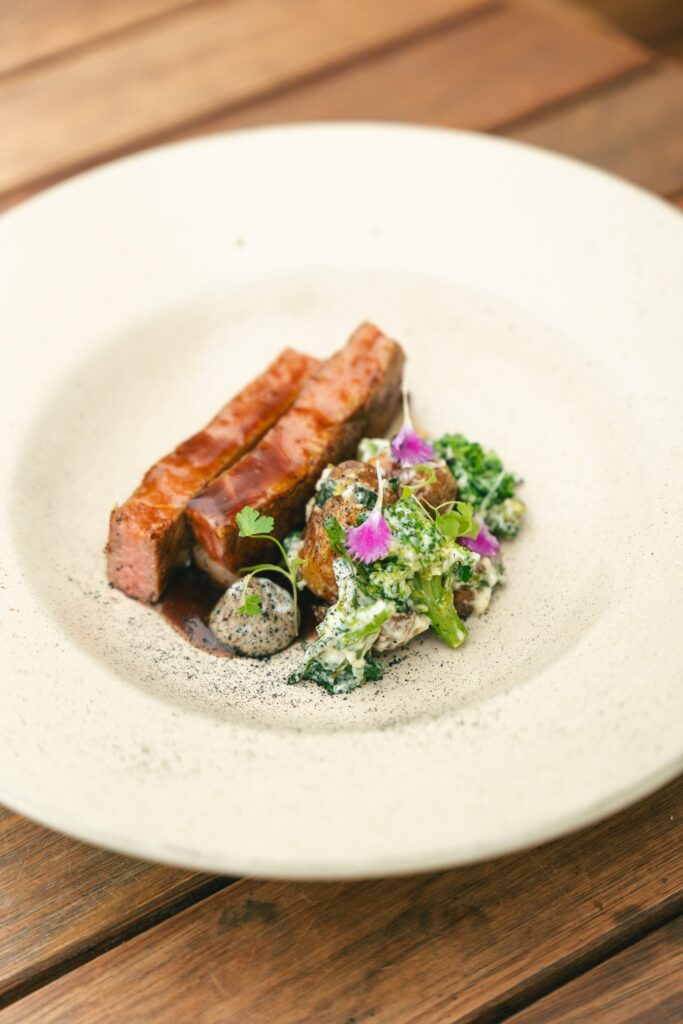 Chorizo wagyu, batata calabresa, brócolis, gel de cebola e molho de carne | Foto: Verso Conteúdo Criativo