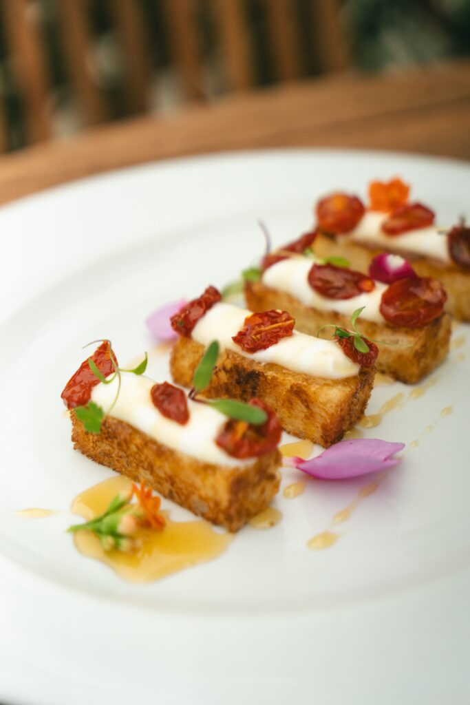 Queijo canastra com mel de mandaçaia e tomates assados | Foto: Verso Conteúdo Criativo