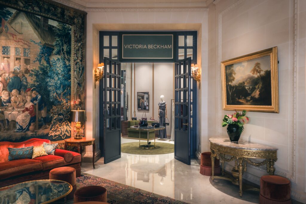 Le Bristol Paris - Pop-up Victoria Beckham 2026 | Foto: divulgação