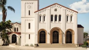 Igreja de quase 100 anos vira hotel de luxo em Los Angeles, com restaurante na antiga nave