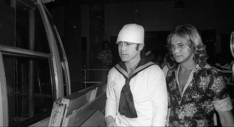 Elton John chegando com um amigo no baile do Morro da Urca em 1978 | Foto: Agência O Globo