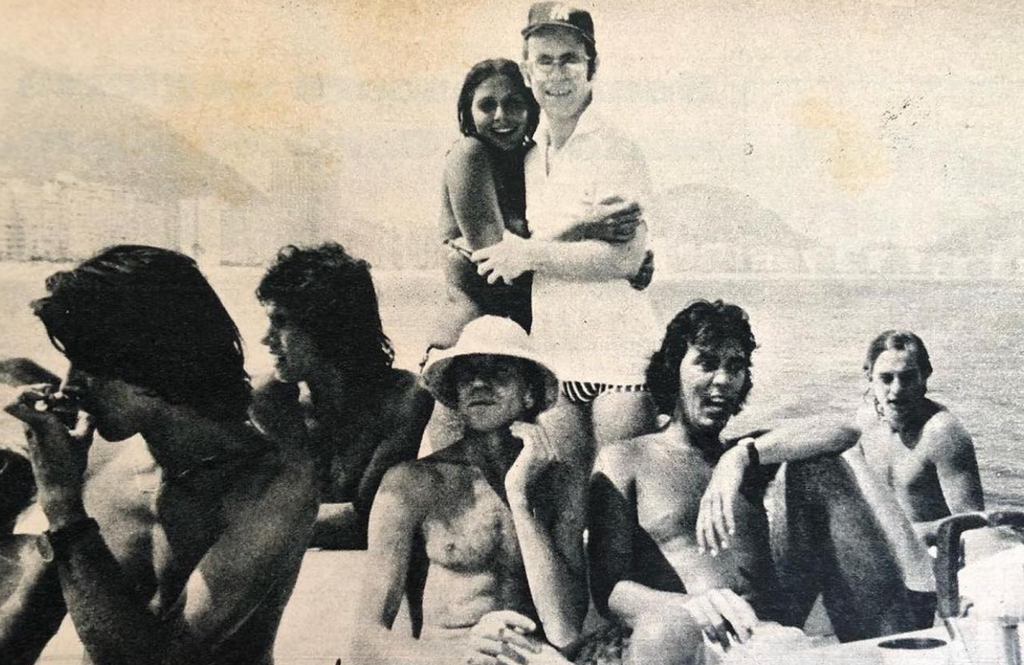 A cantora Fafá de Belém com o astro Elton John, no carnaval de 1978, em Copacabana | Foto: reprodução