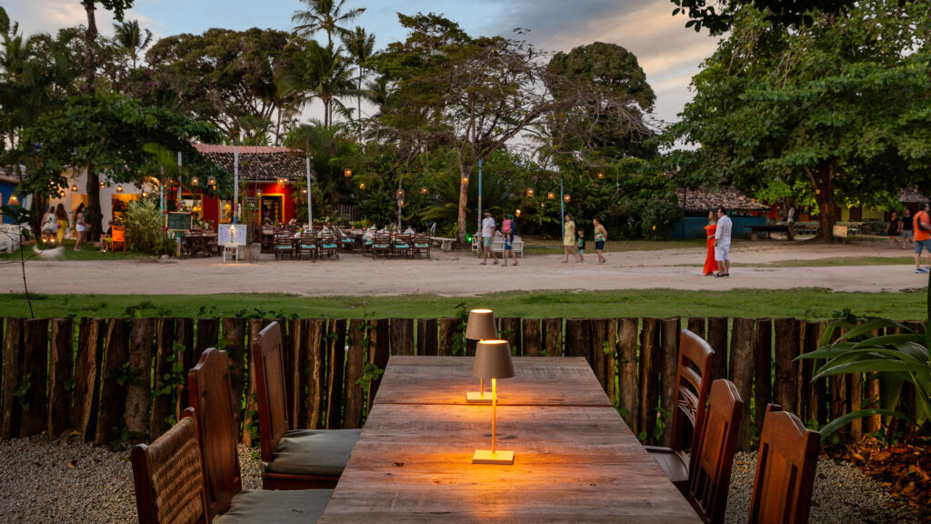 Vista do Quadrado a partir da área externa do restaurante Tasca Trancoso - Divulgação - Na Praça