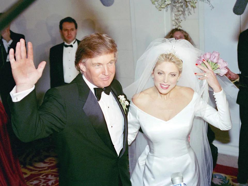 Em 20 de dezembro de 1993, Donald Trump se casou com Marla Maples no Grand Ballroom do Plaza. A Getty Images preserva diversas fotografias da recepção | Foto: reprodução