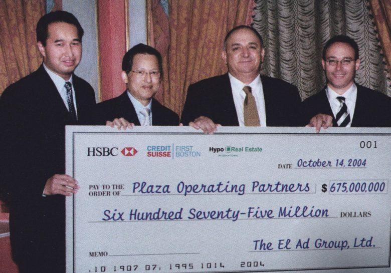 Miki Naftali, Isaac Tshuva, Kwek Leng Beng e Sherman Kwek na cerimônia de venda do hotel à Elad Properties, em 2004 | Foto: reprodução