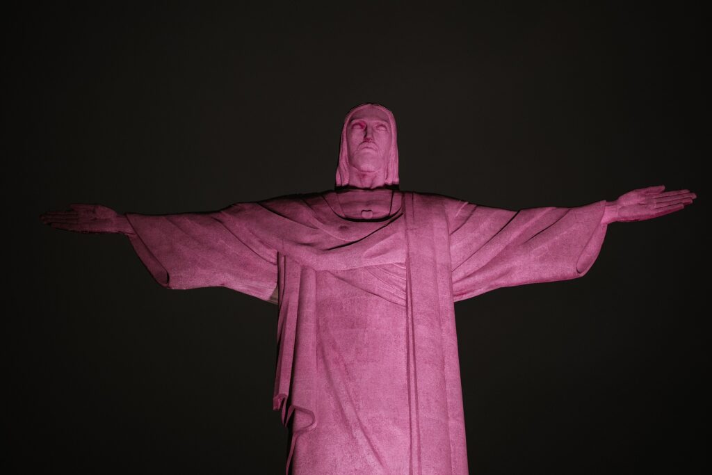 Cristo Redentor iluminado de rosa pela Fundação Laço Rosa | Foto: Pedro Flausino