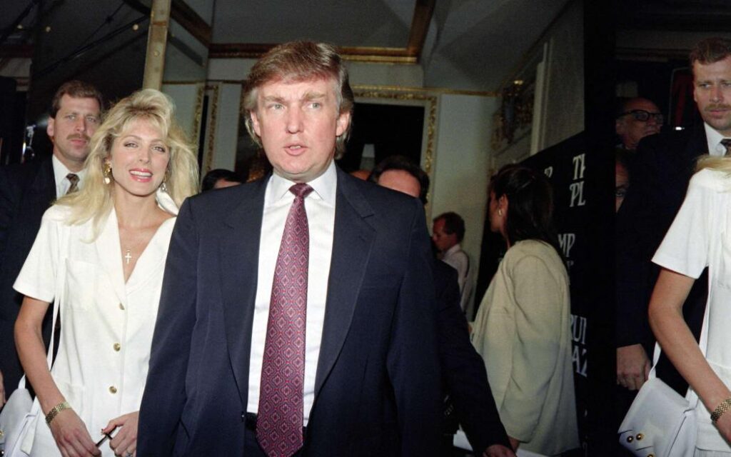 Uma fotografia do casal no hotel, em julho de 1991, durante o período em que Trump era proprietário | Foto: reprodução