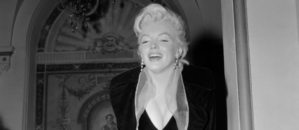 Em 9 de fevereiro de 1956, Marilyn Monroe chegou ao hotel | Foto: reprodução