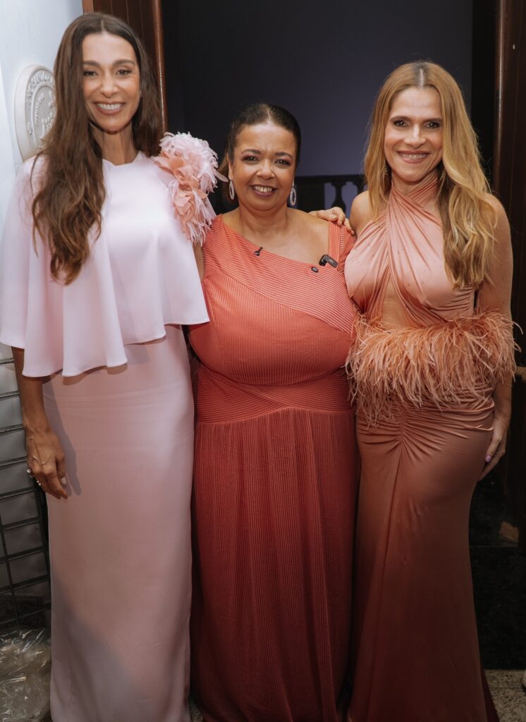 Presidente da Fundação Laço Rosa, Marcelle Medeiros entre Monica Martelli e Ingrid Guimaraes | Foto: Pedro Flausino