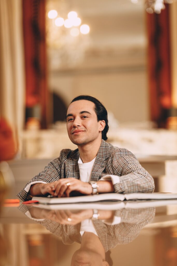 Vinicius Belo na Royal Suite do Four Seasons Madrid | Foto: Nathan Cazella / Check Hotels