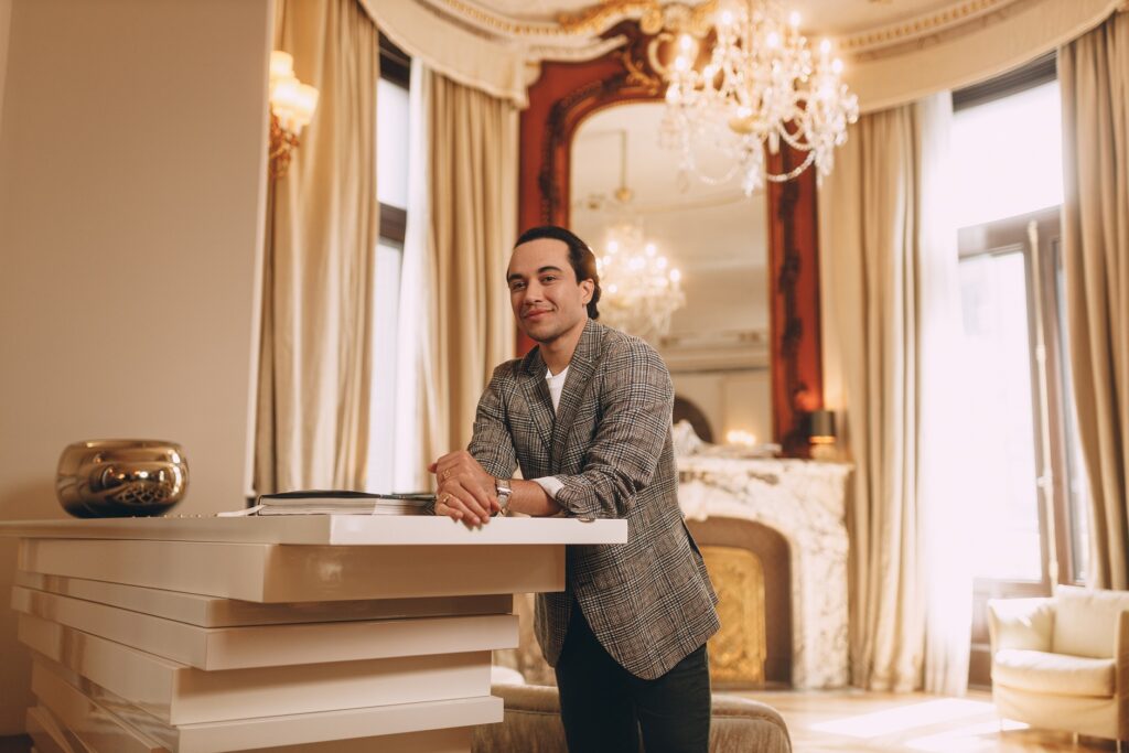Vinicius Belo na Royal Suite do Four Seasons Madrid | Foto: Nathan Cazella / Check Hotels