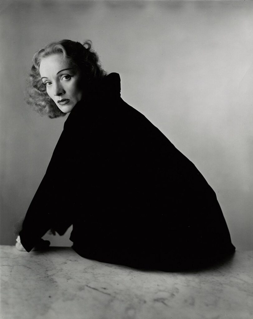 um retrato extraordinário de Marlene feito por Irving Penn em Nova York, em 1948, o mesmo ano em que Marlene Dietrich passou a morar no hotel | Foto: Thaddaeus Ropac