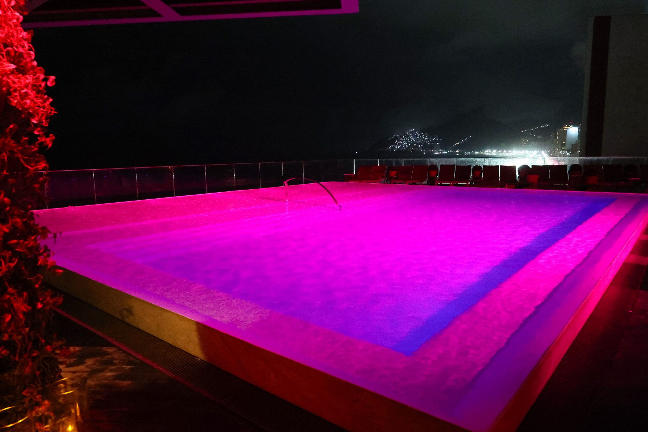 A piscina do hotel Fasano Rio de Janeiro na cor rosa | Foto: Reginaldo Teixeira