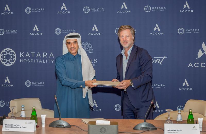 Sébastien Bazin, CEO da Accor, e Sheikh Nawaf Al-Thani, então presidente da Katara Hospitality, durante a assinatura de um acordo de gestão hoteleira em Doha, em 2021 | Foto: reprodução