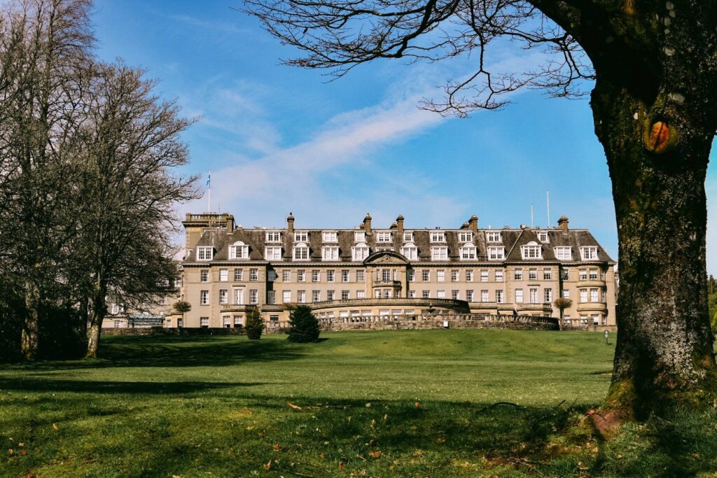 O The Gleneagles Hotel é um lendário resort 5 estrelas e "palácio de campo" escocês inaugurado em 1924, localizado em Auchterarder, Perthshire (a cerca de uma hora de carro de Edimburgo e Glasgow) | Foto: divulgação