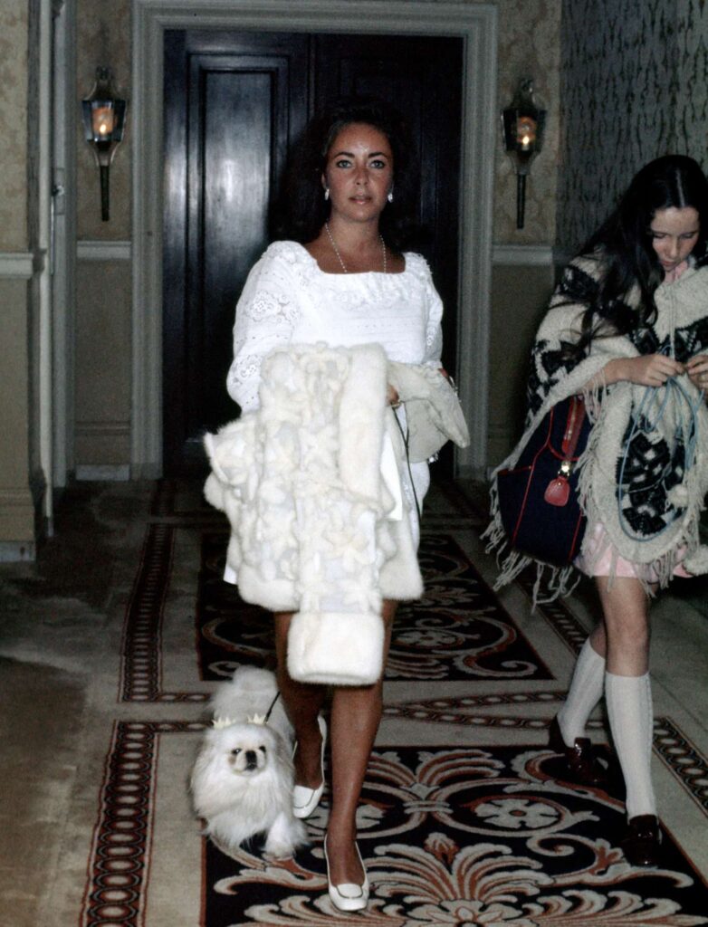 Elizabeth Taylor nos anos 60 pelos corredores do hotel | Foto: Gettyimages